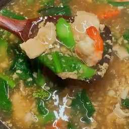 ราดหน้ารวม(หมูหมัก ปลาหมึก กุ้ง) เส้นใหญ่