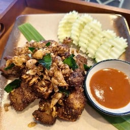 สามชั้นทอดมะแขว่น