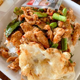 ข้าวผัดพริกแกงหมูแอบแซ่บ