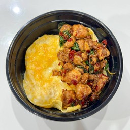 ข้าวกะเพราไก่ชิ้นพริกแห้ง (ไม่รวมไข่)