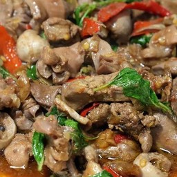กระเพราเครื่องในไก่ เป็นกับข้าว