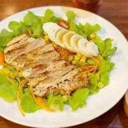 สลัดอกไก่ย่างไข่ต้ม