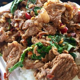 ข้าวกะเพราเนื้อชิ้น