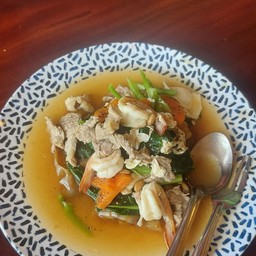 ราดหน้าทะเล เส้นใหญ่ทอด
