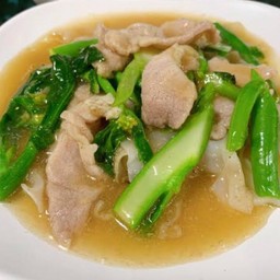 ราดหน้าหมูหมัก {เส้นใหญ่,หมี่กรอบ}