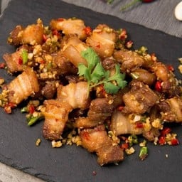 สามชั้นคั่วพริกเกลือ