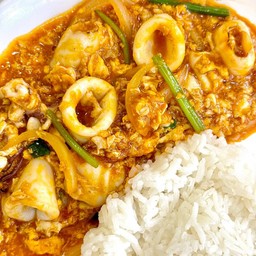 ปลาหมึกผัดผงกระหรี่ ราดข้าว