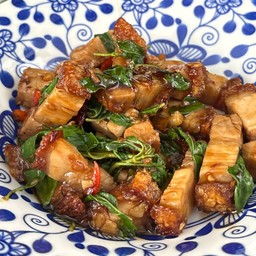 [อร่อยซ่ากับโค้ก] ข้าวกะเพราหมูกรอบ +  โค้ก ออริจินัล (ขวด) 