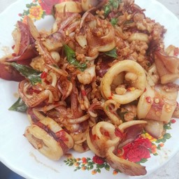 ผัดกระเพรา หมึก ราดข้าว