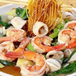 ราดหน้ารวม(หมูหมัก ปลาหมึก กุ้ง) เส้นหมี่ขาว