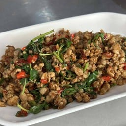 กระเพราหมูสับ กับข้าว