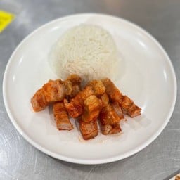 หมูกรอบเขย่าแซ่บ(ราดข้าว)