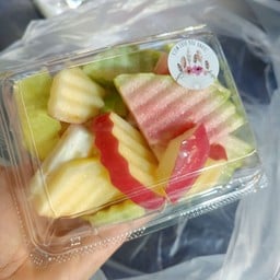 ผลไม้สดรวม ราดน้ำปลาหวาน ผลไม้ตามที่ร้านมี เปลี่ยนตามที่ร้านลงขาย