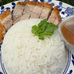 ข้าวหมูกรอบน้ำจิ้มแซ่บ
