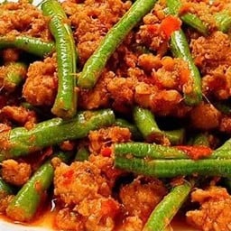 ผัดพริกแกงหมูสับ ราดข้าว