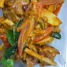 ผัดพริกแกงหน่อไม้หมูกรอบ