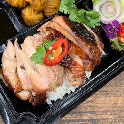 Lunch Box (ข้าวไก่ย่างซอสน้ำปลา+ ช่อม่วง)