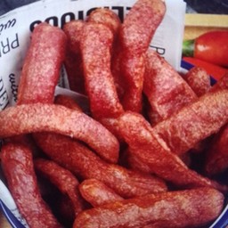 ไส้กรอกแดงทอด(เบทาโกร)กับซอสพริก