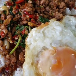 กระเพราเนื้อสับ ราดข้าว