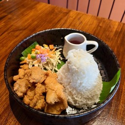 ข้าวไก่กรอบซอสน้ำปลา