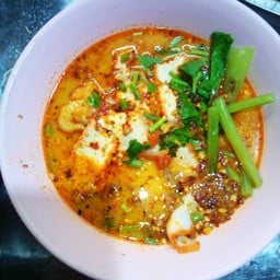 ชายสี่หมี่เกี๊ยว เซเว่นแยกบาแลคู้ซ้าย