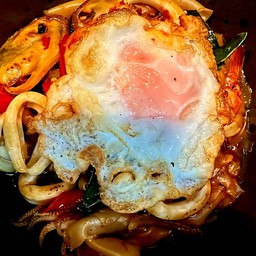 เส้นใหญ่ผัดขี้เมาทะเล แถม ไข่ดาว