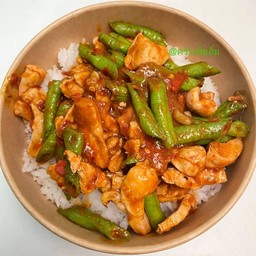 ข้าวผัดพริกแกง ( ไก่ - หมู )