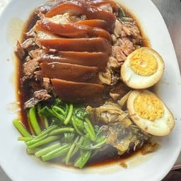 ขาหมูเตาถ่านนายต๊ะ ก๋วยเตี๋ยวไก่ตุ๋นมะระ หมูตุ๋น น้ำตก น้ำใส ต้มยำ