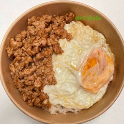 ข้าวหมูสับผัดน้ำมันหอย + ไข่ดาว