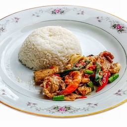 ข้าวราดผัดกะเพรารวมมิตร