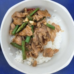 ผัดพริกแกงราดข้าว