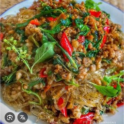 ข้าวกระเพราหมูสับวุ้นเส้น