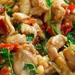 กระเพราไก่ชิ้น เป็นกับข้าว