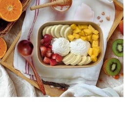 D.I.Y กรีกโยเกิร์ต 2 scoops + เลือกผลไม้หรือ Topping 3 อย่าง (แถมฟรีน้ำผึ้ง)