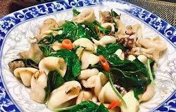 ปลาหมึกผัดใบโหระพา ราดข้าว