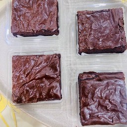 บราวนี่เนื้อหนึบ หอมอร้อยมากๆอบใหม่ 4 ชิ้น