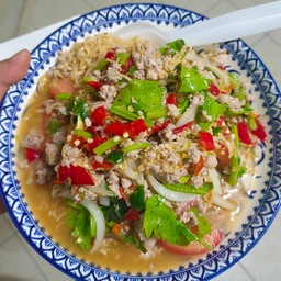 ยำมาม่าหมูสับ