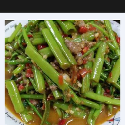 ผัดผักบุ้งหมูสับ ราดข้าว