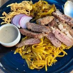 สเตกหมู เครื่องเคียงข้าวซอย