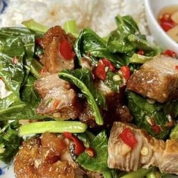ข้าวมันไก่คุณน้อย ซอยวัดศรีประวัติ โกดังเสื้อผ้า