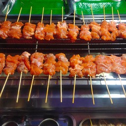 ชุด ไก่ย่างแดง 8 ไม้ ข้าวเหนียว 2 ห่อ 70 บ.