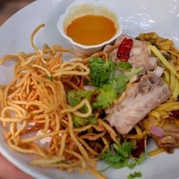 ข้าวซอยผัดพริกแห้งหมู