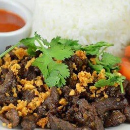 ข้าวเนื้อทอดกระเทียม