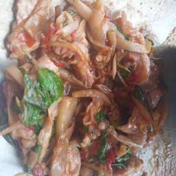 กระเพราหน่อไม้ดองหมูสับ