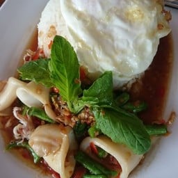 ข้าวกะเพราปลาหมึก