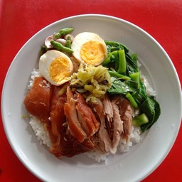 ข้าวขาหมู สาวญ้อ