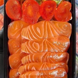 ยำแซลมอน+ไข่แดงเค็ม