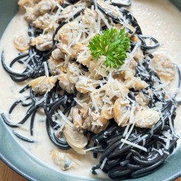 สปาเก็ตตี้เส้นดำหอยลายซอสไวน์ขาว