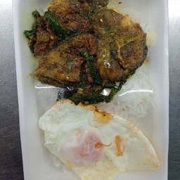 ข้าวเครื่องแกงปลาดุกไข่ดาว