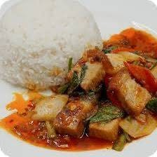 ข้าวราดผัดพริกแกงหมูกรอบ